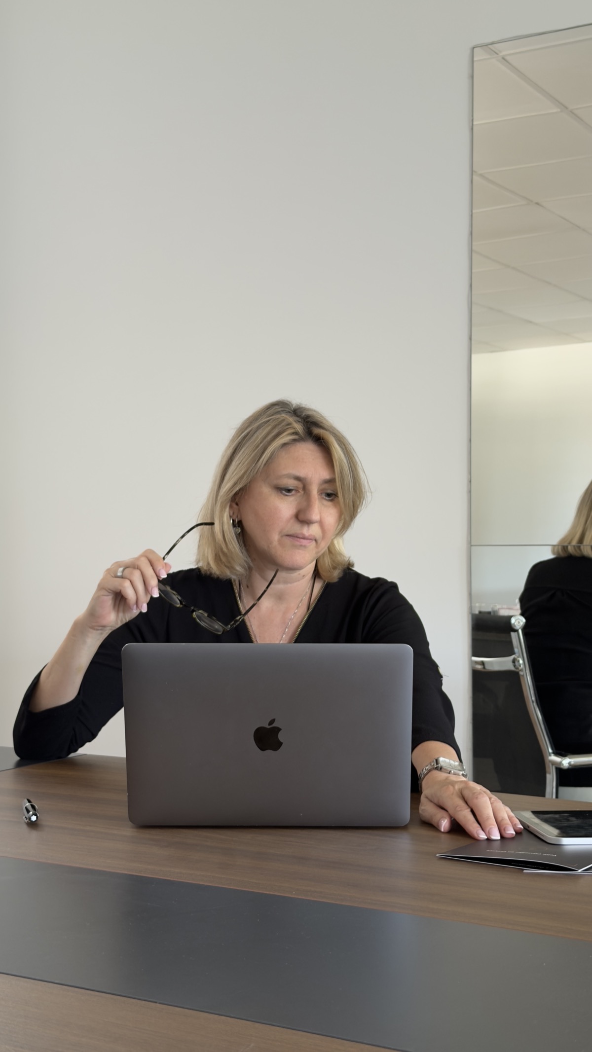 Conseillère en affaires du Cercle Premier du Patrimoine, à son bureau